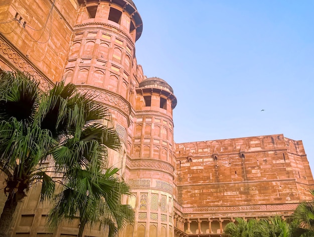 Słynny czerwony fort w mieście Agra w Indiach Turyści odwiedzają popularną atrakcję turystyczną