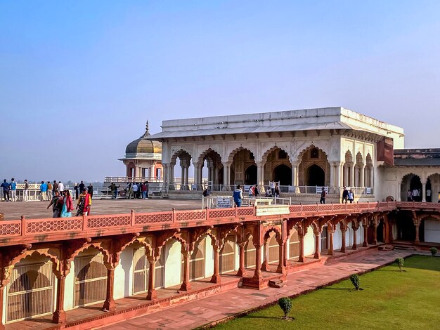 Zdjęcie słynny czerwony fort w mieście agra w indiach turyści odwiedzają popularną atrakcję turystyczną