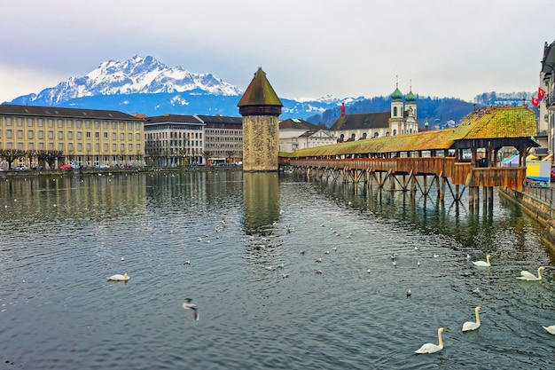 Słynny drewniany most kaplicy w Lucernie w Szwajcarii w zimie. Następnie odrestaurowany Kapellbrucke jest najstarszym drewnianym krytym mostem w Europie, a także najstarszym zachowanym mostem kratownicowym na świecie