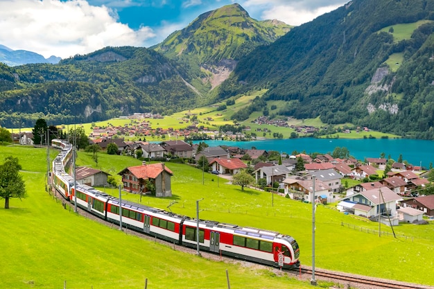 Słynny elektryczny czerwony turystyczny panoramiczny pociąg w szwajcarskiej wiosce lungern kantonie obwalden w szwajcarii