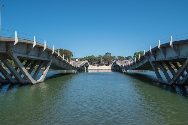 Słynny falisty most na plaży La Barra w Punta del Este