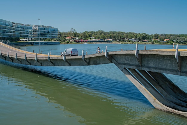 Słynny falisty most na plaży La Barra w Punta del Este