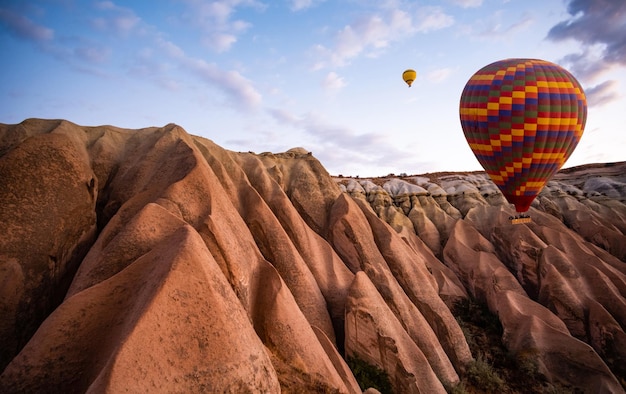 Słynny festiwal balonów na gorące powietrze nad górami w Turcji w Kapadocji