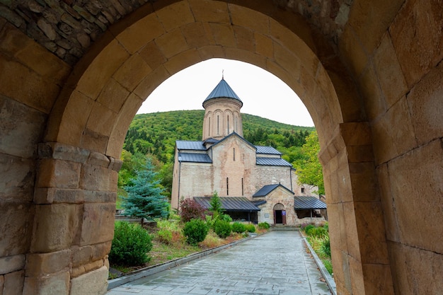 Słynny klasztor Kintsvisi w Shida Kartli w środkowej Gruzji. Podróż