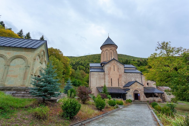 Słynny klasztor Kintsvisi w Shida Kartli w środkowej Gruzji. Podróż