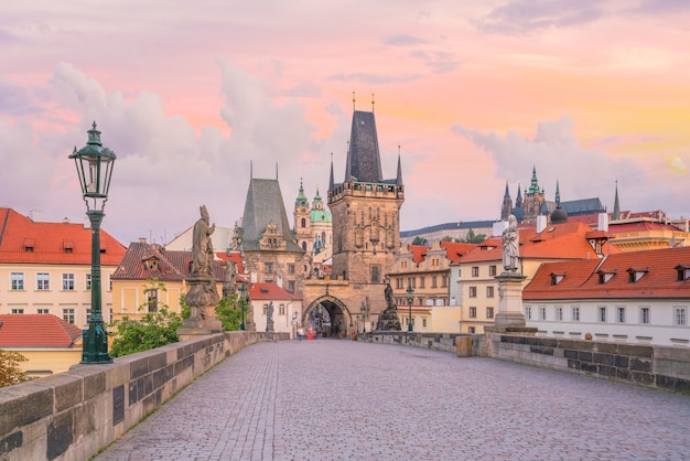 Słynny kultowy obraz Mostu Karola i panoramy Pragi w Czechach