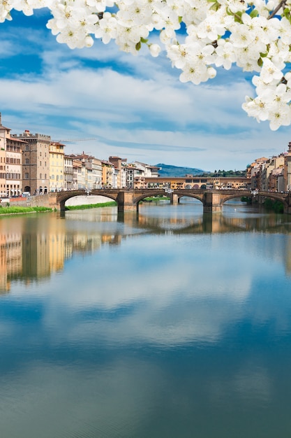 Słynny most Ponte Vecchio nad rzeką Arno w dzień wiosny, pionowe ujęcie, Florencja, Włochy
