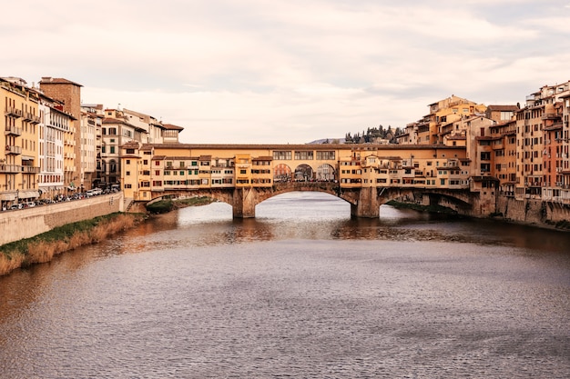 Słynny Most Ponte Vecchio Nad Rzeką Arno We Florencji, Włochy (efekt Zdjęcia W Stylu Vintage)