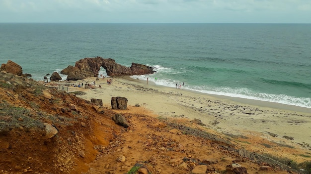 Słynny naturalny łuk skalny Pedra Furada na plaży Jericoacoara w Brazylii