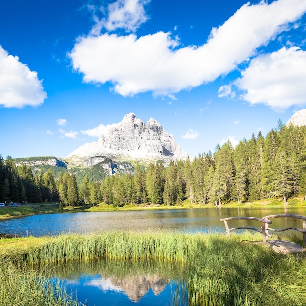 Słynny obiekt UNESCO, Tre Cime di Lavaredo we Włoszech, z podnóża gór.