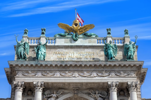 Słynny pałac Hofburg i plac Bohaterów Heldenplatz