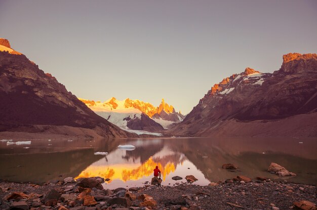 Słynny piękny szczyt Cerro Torre w górach Patagonii w Argentynie. Piękne krajobrazy górskie w Ameryce Południowej.