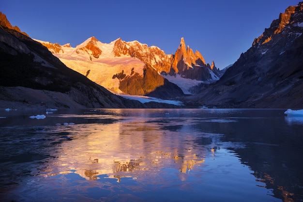 Słynny piękny szczyt Cerro Torre w górach Patagonii w Argentynie. Piękne krajobrazy górskie w Ameryce Południowej.