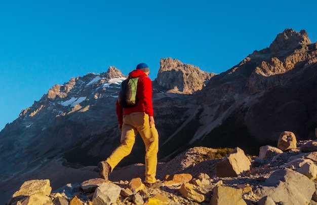 Słynny piękny szczyt Cerro Torre w górach Patagonii w Argentynie. Piękne krajobrazy górskie w Ameryce Południowej.