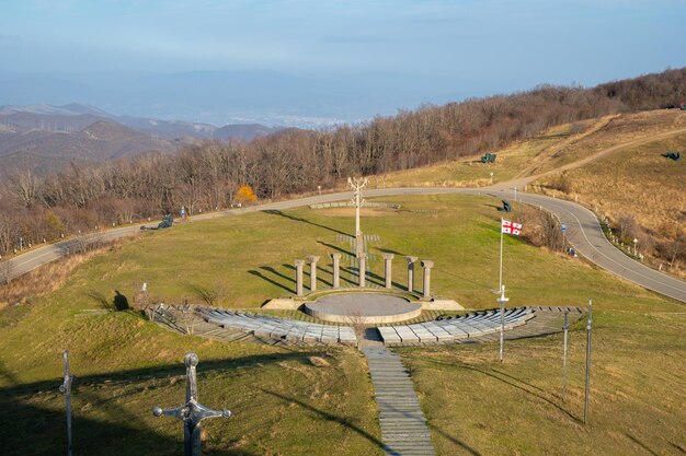 Zdjęcie słynny pomnik bitwy didgori z gigantycznymi mieczami i rzeźbami historia gruzji