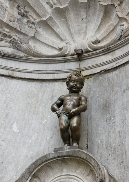 Słynny posąg Manneken Pis, zaprojektowany w 1618 roku, symbol Brukseli, Belgia