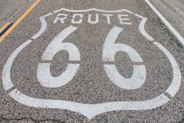 Słynny punkt orientacyjny Route 66 na drodze na kalifornijskiej pustyni