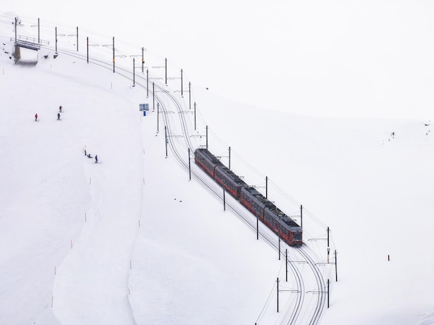 Słynny szczyt matterhorn z pociągiem gornergrat w okolicy zermatt