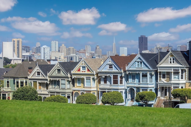 Słynny widok na centrum San Francisco na Alamo Square