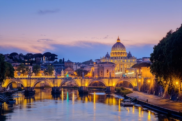 Słynny widok na citiscape Bazyliki Świętego Piotra w Rzymie