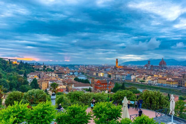 Słynny widok na Florencję o zachodzie słońca z Piazzale Michelangelo we Florencji, Toskania, Włochy