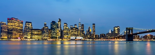 Słynny widok na Manhattan o niebieskiej godzinie w Nowym Jorku