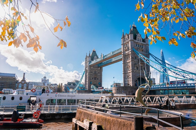 Słynny widok Tower Bridge łączący Londyn z Southwark nad Tamizą w Wielkiej Brytanii. Piękny widok na most.