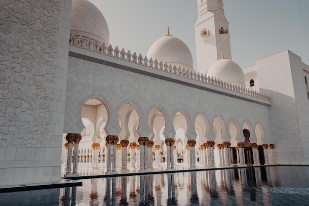 Zdjęcie słynny wielki meczet szejka zayeda wyjątkowa atrakcja turystyczna w zjednoczonych emiratach arabskich inspirowana najpiękniejszymi meczetami bliskiego wschodu