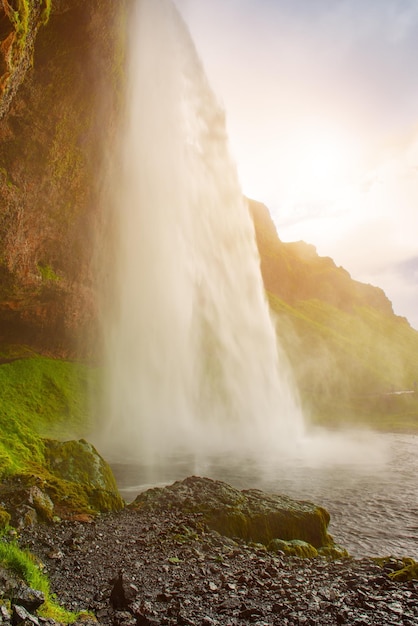 Słynny wodospad Seljalandsfoss na Islandii przygoda plenerowa Islandzkie lato w tle