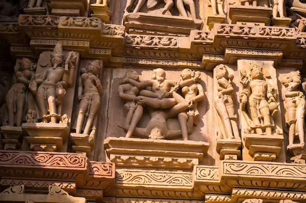 Słynny zabytkowy pomnik z erotycznym motywem na rzeźbionej ścianie indyjskiej świątyni Khajuraho. Obiekt UNESCO, zbudowany w latach 950-1150 w Indiach, należy do dwóch religii - hinduizmu i dżinizmu.