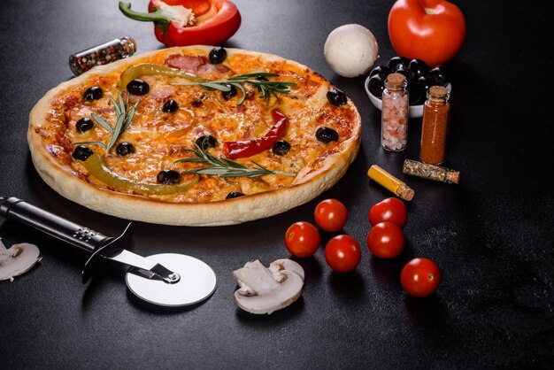 Smaczna gorąca pizza, tradycyjny włoski przepis