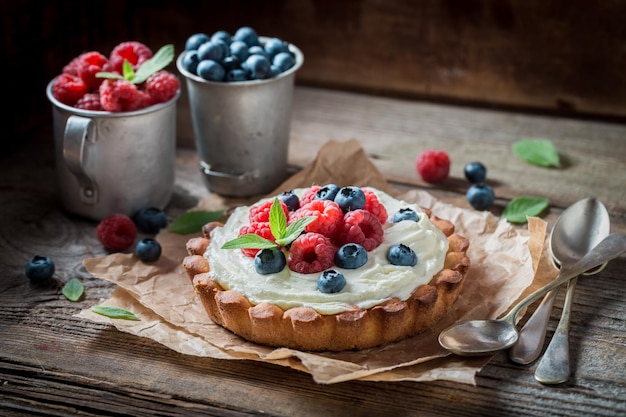 Smaczna i aromatyczna tarta z jagodami i mascarpone