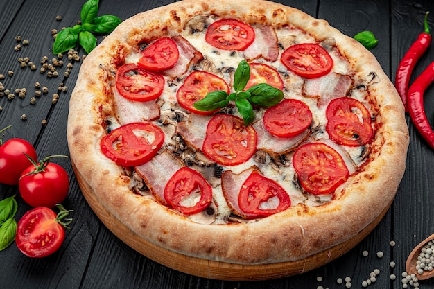 Smaczna I Duża Pizza Z Różnymi Rodzajami Mięsa