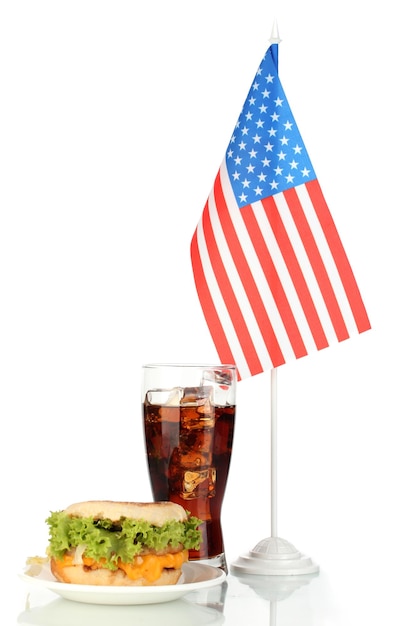Zdjęcie smaczna kanapka i cola z amerykańską flagą na białym tle