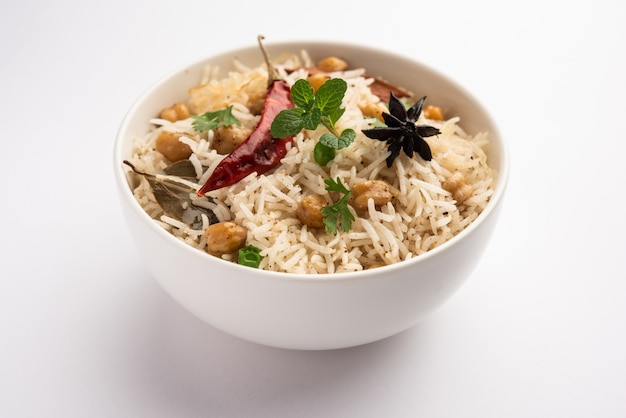 Smaczna Pikantna Chana Pulao lub Pulav lub Pilaw gotowana z Ryżem Basmati i Ciecierzycą Czarna lub Biała Ciecierzyca Z Przyprawami