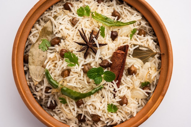 Smaczna Pikantna Chana Pulao lub Pulav lub Pilaw gotowana z Ryżem Basmati i Ciecierzycą Czarna lub Biała Ciecierzyca Z Przyprawami