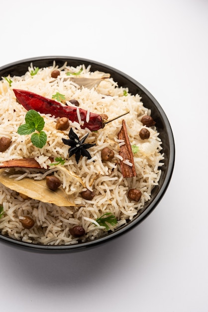 Smaczna Pikantna Chana Pulao Lub Pulav Lub Pilaw Gotowana Z Ryżem Basmati I Ciecierzycą Czarna Lub Biała Ciecierzyca Z Przyprawami