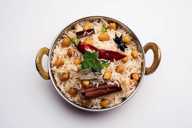 Smaczna Pikantna Chana Pulao lub Pulav lub Pilaw gotowana z Ryżem Basmati i Ciecierzycą Czarna lub Biała Ciecierzyca Z Przyprawami