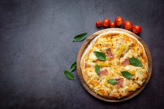 Smaczna Pizza Domowe Włoskie Jedzenie, Pizza Z Szynką Serową I Owocami Ananasa