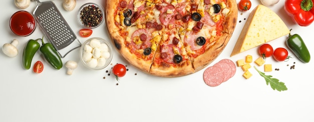Zdjęcie smaczna pizza i składniki na białym tle