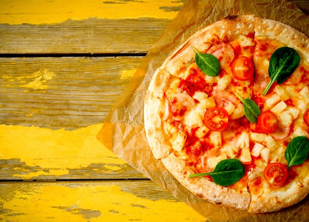 Zdjęcie smaczna pizza na starym papierze