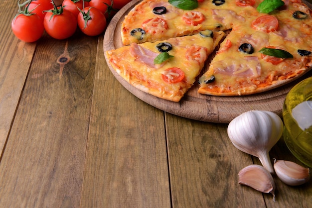 Smaczna pizza na stole zbliżenie