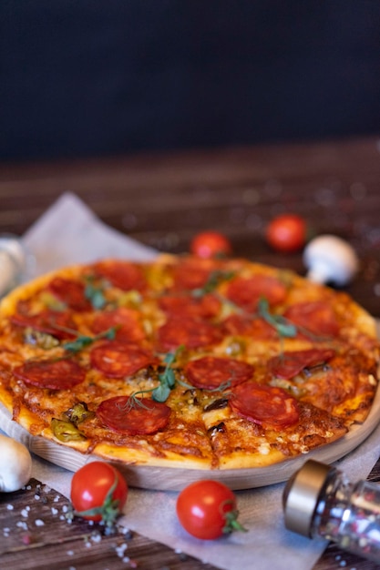 Zdjęcie smaczna pizza pepperoni z grzybami