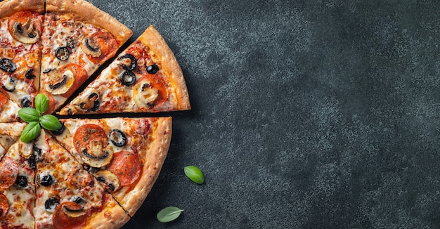 Smaczna pizza pepperoni z pieczarkami i oliwkami.