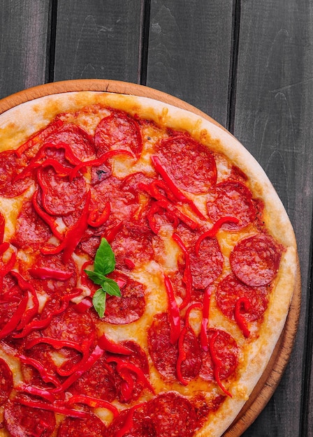 smaczna pizza z pepperoni z czerwonym pieprzem