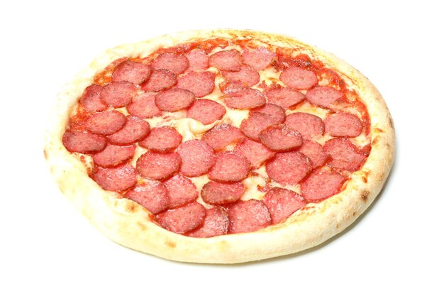 Smaczna pizza z salami na białym tle