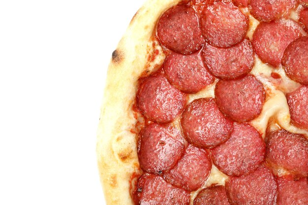 Zdjęcie smaczna pizza z salami na białym tle