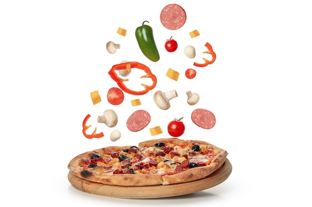 Zdjęcie smaczną pizzę i składniki na białym tle