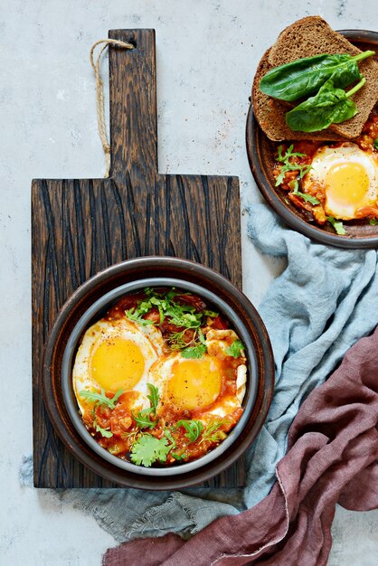 Smaczna Shakshuka, Jajka Sadzone W Sosie Pomidorowym Na Wielkanocny Brunch.