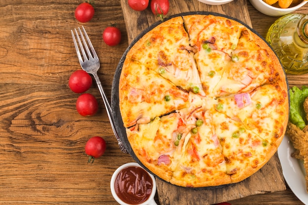 Smaczna świeża pizza z owocami morza na stole,